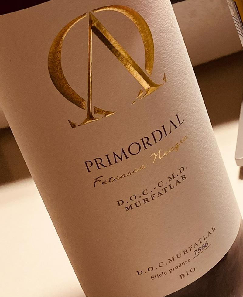 写真2：D.O.C.-C.M.D.　MURFATLAR　ムルファトラル産・完熟ブドウ使用の最高格付けルーマニアワインであることが示されたラベル