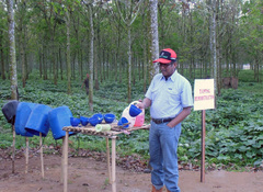 写真4:
ゴム園にて、樹液を取る前の作業を
確認する現地スタッフ