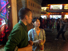 写真4：麗江で出会った
納西族の少女と麗江の古城にて