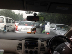 写真2：誰もが先をいそぐ、
インド名物の混沌した道路状況