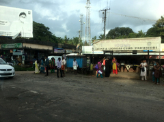 写真1： マンガロール郊外の
バス停の前の風景