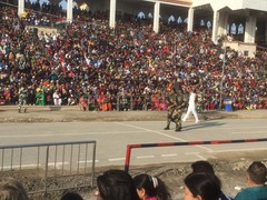 インドの大観衆と最初に行進したコマンダー。白い体操着の兵士が盛り上げる。