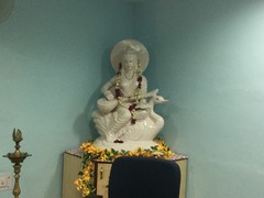 写真４　「学問、知恵、音楽」の女神サラスヴァティの像が講義室の中にある