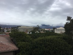 写真２　曇った日のカルフォルニア大学サンタバーバラ校の眺め