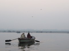 写真１　夜明けのガンジス川、多くの子船が行き交う