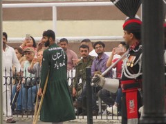 写真４　緑の服を着た盛り上げ隊の演者