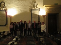 写真４　ガルヴァーニ先生のレリーフの下で講演者の記念写真