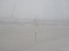 写真３　野外で曇ってしまったカメラで撮影した女性