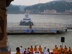写真４　ガンジス河の河畔で繰り広げられるヒンズー教の儀式