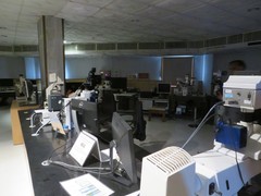 写真４　CSIR・CCMBの顕微鏡室の全景。各種蛍光顕微鏡が揃う。