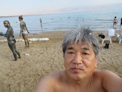 写真２　死海での１枚。私は邪魔