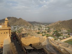 写真２　ジャイガル城砦からみた街の様子。周辺に砂漠地域が広がる
