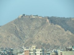 写真３　現在の街からみるジャイガル城砦
