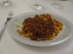 写真４　発泡ワインを3人で3本空ける間のパスタはボディブローのように効く。