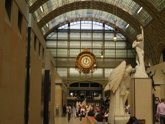 写真４　時計が印象的なオルセー美術館の内部