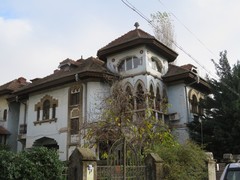 写真３　ブカレスト市内に点在する家屋（どちらの様式が好きか忘れたが）
