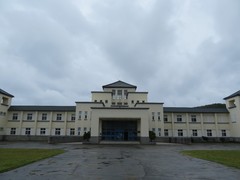 写真２　海洋センターの建物正面。この後ろに閉鎖された監獄がある。