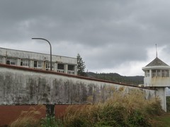 写真３　閉鎖された監獄。高い壁と監視塔が目に入る