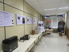 写真３　発光科学技術博物館の展示、古い発光計測装置も展示されている。