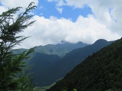 写真1　夏空の元、頂上が少し雲に隠れた石鎚山