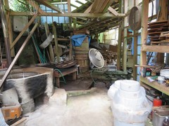 写真２　阿波番茶を作る作業場。左は茶葉をゆでる釜、右は漬けている樽。