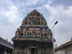 写真１　南インドの建物の上に並ぶ神々