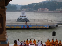 写真２　リシケシの川に立つ破壊神シヴァ像