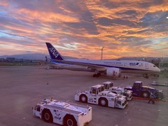 写真２　羽田空港から大阪空港に戻った時に見た夕日。