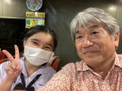 写真３　お菓子購入後、１３歳の娘さんと記念写真。