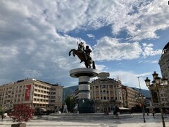 写真４　旧市街の広場に立つアレクサンドロス像は確かに東を目指している。
