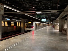 写真１　ブカレスト市内を網羅する地下鉄駅ホーム。車内もきれいです。