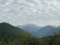 写真１　立山剣岳の山頂付近は雪。