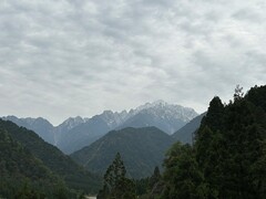 写真２　馬場島からみた立山剣岳の山頂付近は雪。