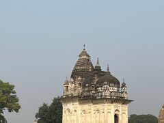 写真３　百数十年前に建てられた寺院はヒンズー教、仏教、イスラム教の様式の屋根。