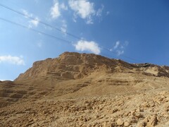 写真１　麓近くから見たマサダの砦の跡。