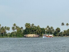 写真４　南インドティルバリャ近くの湖水のボートトリップ。