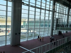 写真１　新しい空港内の風景。スムーズに人が移動できるようになっている。