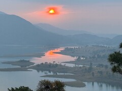 写真１　シロンの街に入る手前の湖に沈む夕陽。