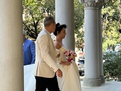写真３．ルーマニアの教会で見た花嫁の入場の一コマ