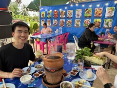 写真２　タイ北東部料理の専門店では鍋料理を堪能。