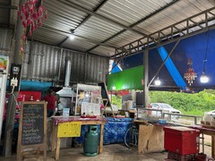 写真３　タイ北東部料理店といっても路面に面した素朴な店。