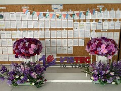 写真４　VISTECは今年で１０周年のアニバーサリー。花とともに論文の展示がある。