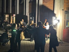 写真３　音楽に合わせ、最初に小さな輪ができる。