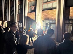 写真４　音楽に合わせ、次第に輪は老若男女の大きな輪に変わっていく。