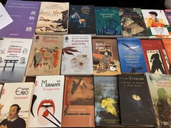 写真２　ブカレスト大学日本語学科が翻訳出版した本の一部。