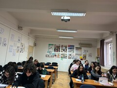 写真４　日本語学科の教室と壁に貼られている多くの日本関連のポスター。