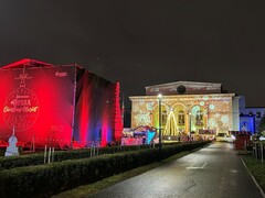 写真２　オペラハウスとクリスマスマーケット、そこには野外舞台がある。