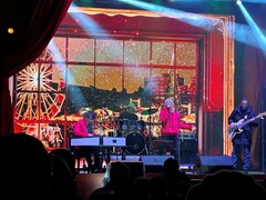 写真３　週末、野外舞台ではコンサートを開催されている。