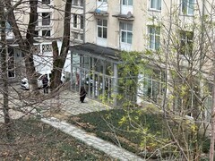 写真４　ブカレスト市内には３３０か所の投票場が、その一つは大学構内に設営された。