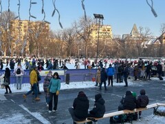 写真２　近くの公園では、臨時のスケートリンクができ、大賑わいだ。